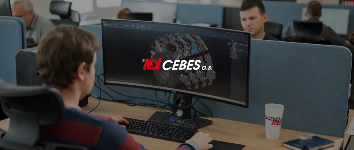 Konstruktér CEBES u počítače s 3D modelem