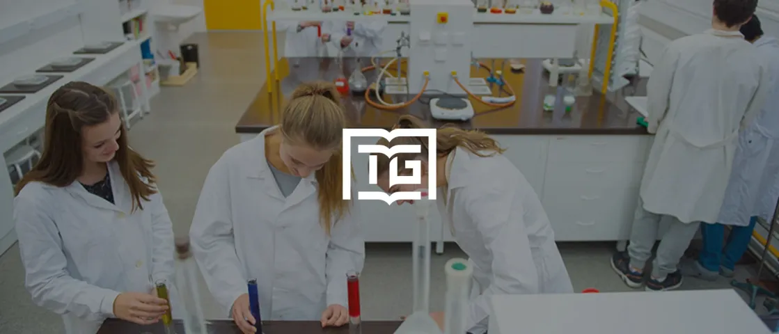 Studentky v laboratoři s novým logem Gymnázia TGM Zlín