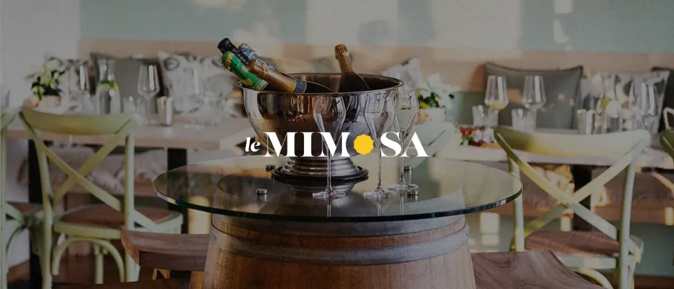 Logo Le Mimosa v interiéru kavárny