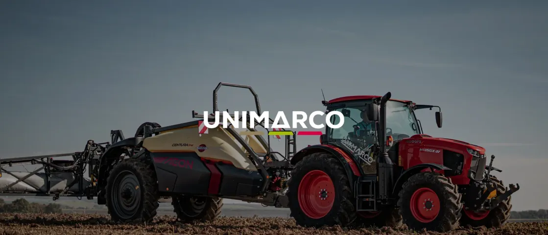 Traktor s postřikovačem a logem UNIMARCO