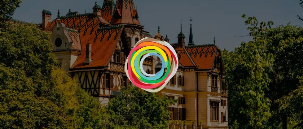 Barevný kruhový symbol Východní Moravy nad zámkem
